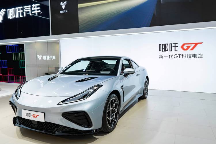 佛山2哪吒汽车在智能汽车领域的表现，领途汽车在新能源汽车市场中的影响力